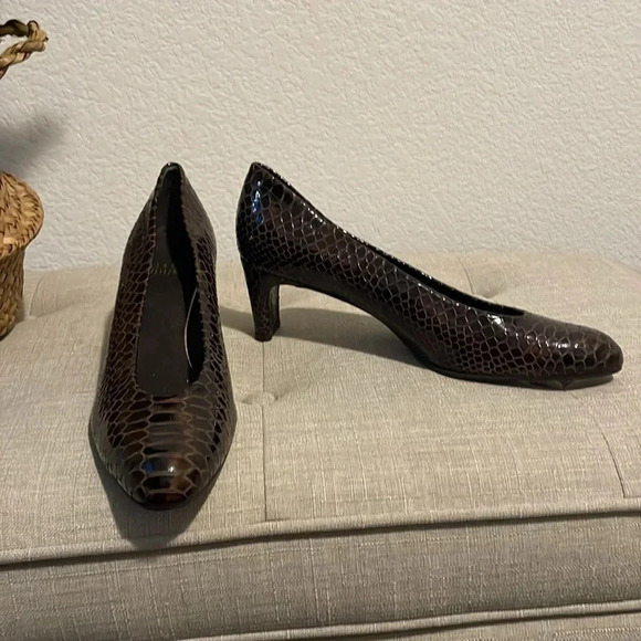 Stuart Weitzman 8.5N snake print leather heels - Picture 2 of 12